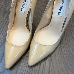Steve Madden nude patent leather pump